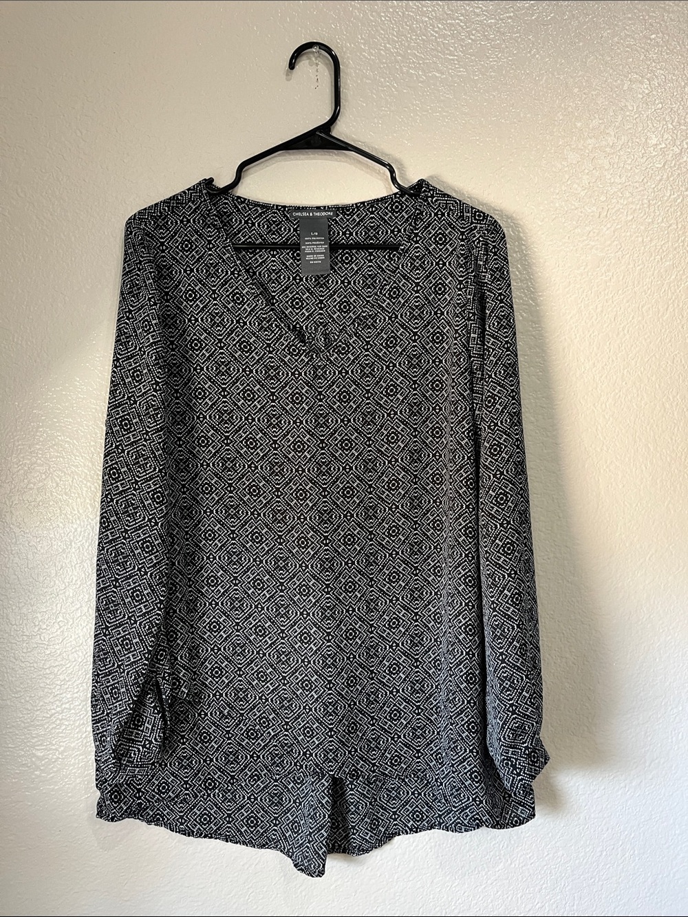 Chelsea Theodore Black & White Geometric V-Neck Long Sleeve Blouse Sz L Flowy